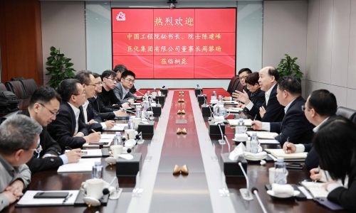 中国工程院秘书长、院士陈建峰和巨化集团董事长周黎旸莅临尊龙凯时人生就是搏考察